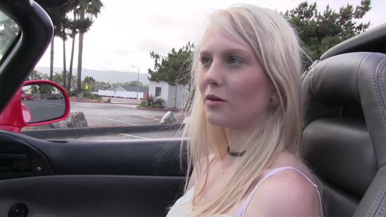 Hefburg: Cette petite blonde prend la totale