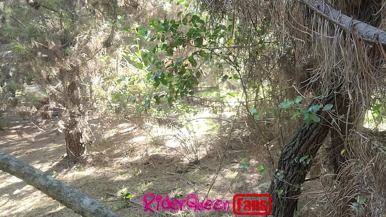 Riderqueen BBW Step Mom Latina Ebony: Riderqueen 独自一人，户外，粉丝视频