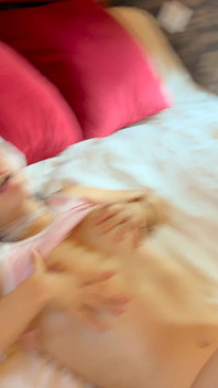 สาวเอเชียตัวเล็ก squeaks จากสองไก่ภายใน