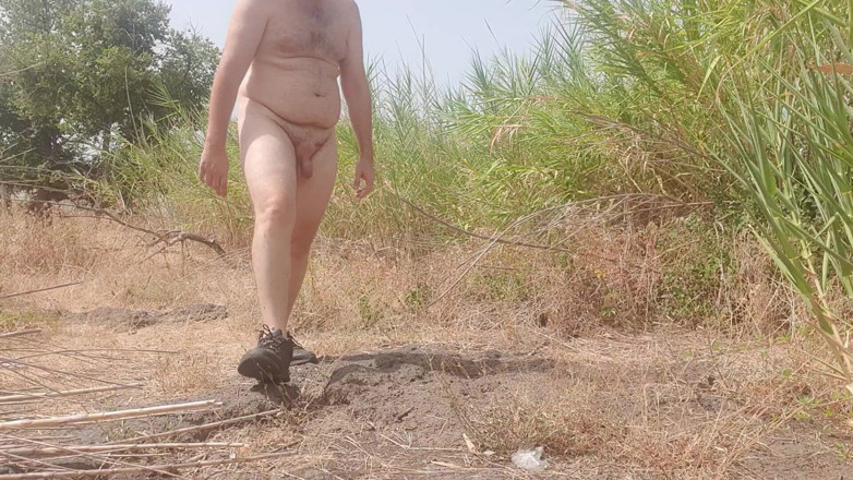 Mirko2589: Een volledig naakte jongen in een tuin