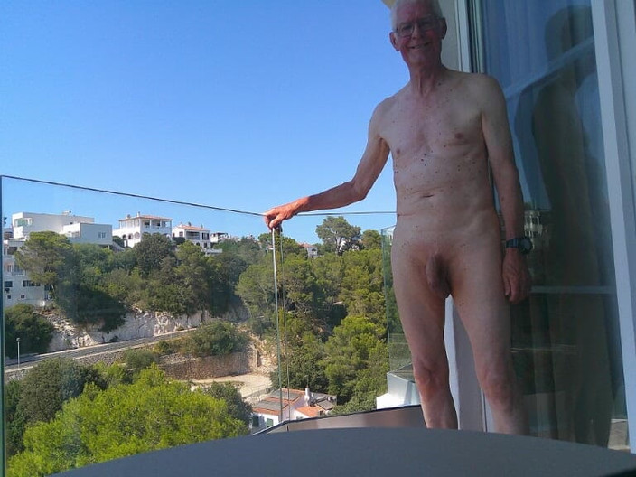 bigears: メノルカの太陽の下で裸でCumshowと