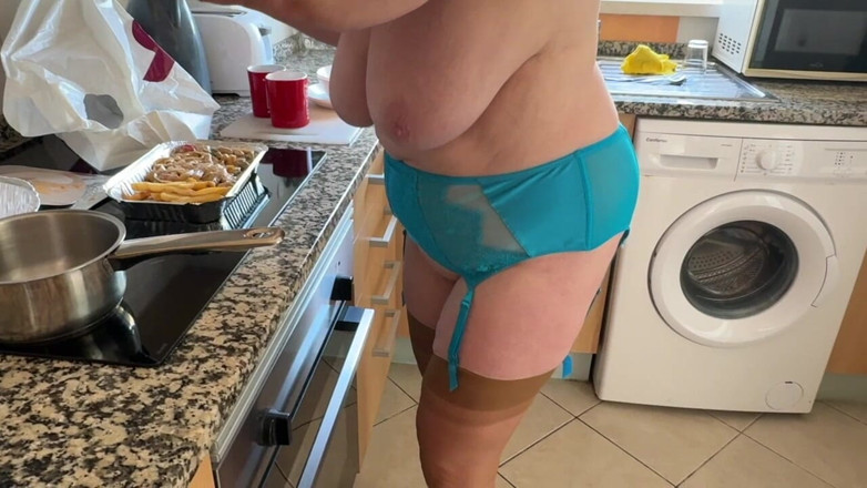Mr MF: Mrs Mature Feet Domestic Goddess 402