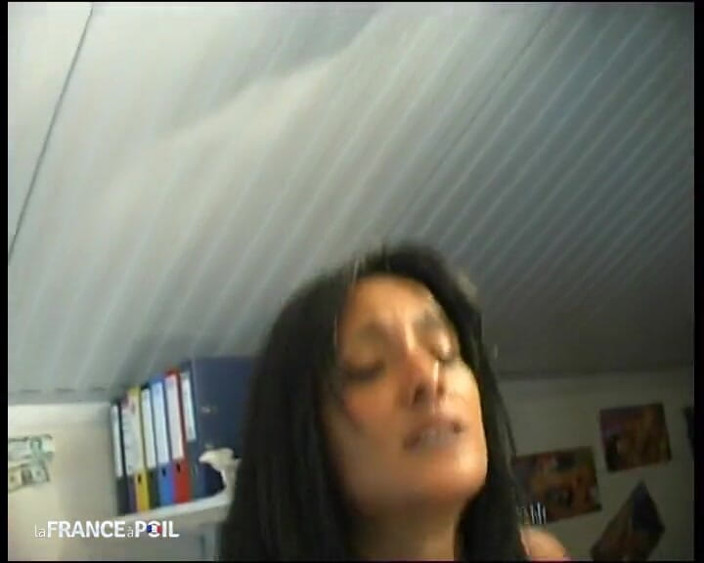 Girls Bang: Una ragazza con tette piuttosto sode viene scopata al lavoro!
