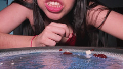 CoralTrip: Shrunk a sněden tvou sousedkou obryně