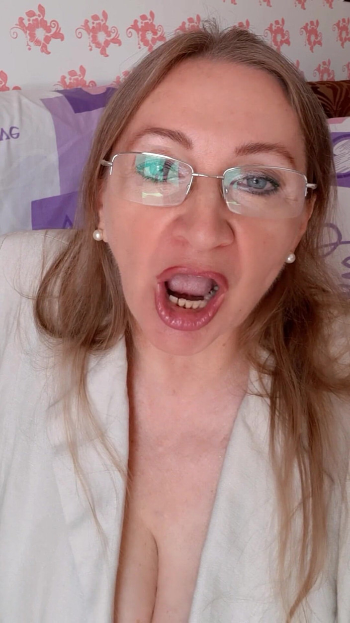 MariaOld: Professora com tesão seduz aluna, cuspe, sapatos de cuzão e...