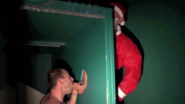 Gaybareback: Gay succhia babbo natale nei gloryhole