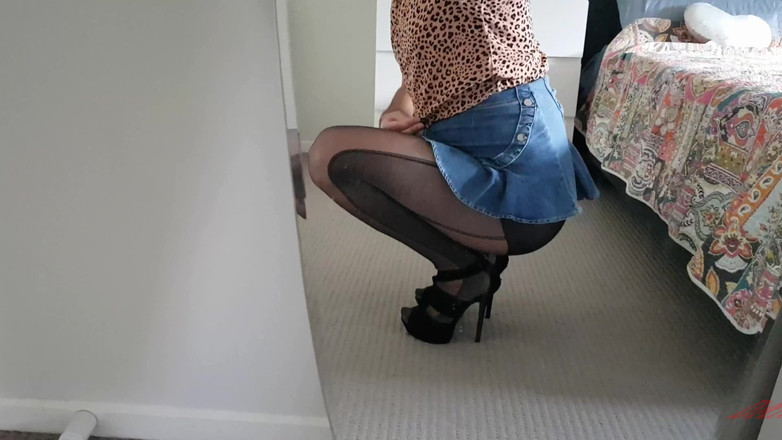 Dani Leg: Dany been in nylon komt klaar op spiegel