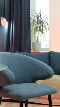 Weber magro sul divano cosplay un pilota arrauto