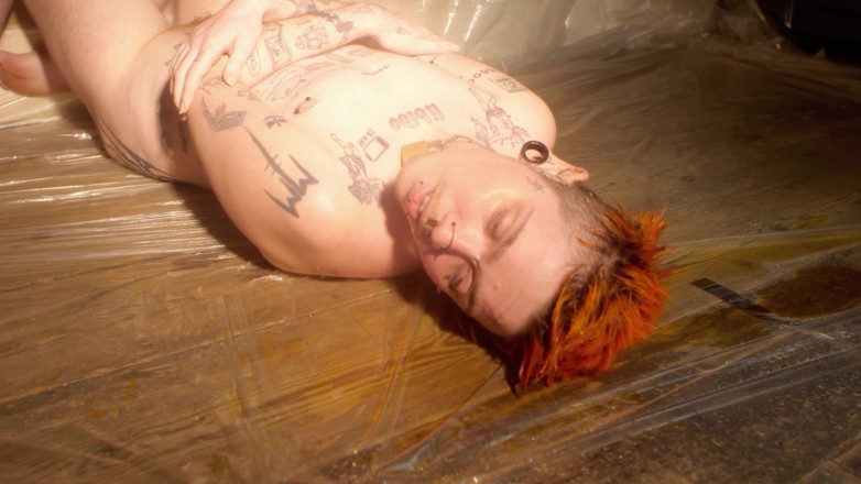 punkgoblin: Sessione sottomessa del ragazzo trans nella stanza del piscio