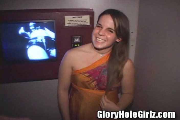 Glory Hole Girlz: 자지를 빠는 십대 18 Hermione 제비 겸둥이 젖탱이 히피 호!