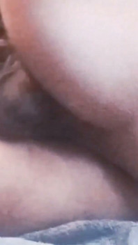 Sissy femboy aux formes en lingerie rose - Gros cul imbibé de lubrifiant, gros cul trans et plusieurs giclées de sperme