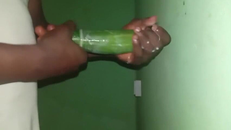 Badman4606: Accarezzo il mio cetriolo bello e lento