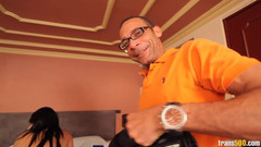 Trans 500: アンドレアはコンピュータ技術者に電話し、TSの尻を釘付けにする