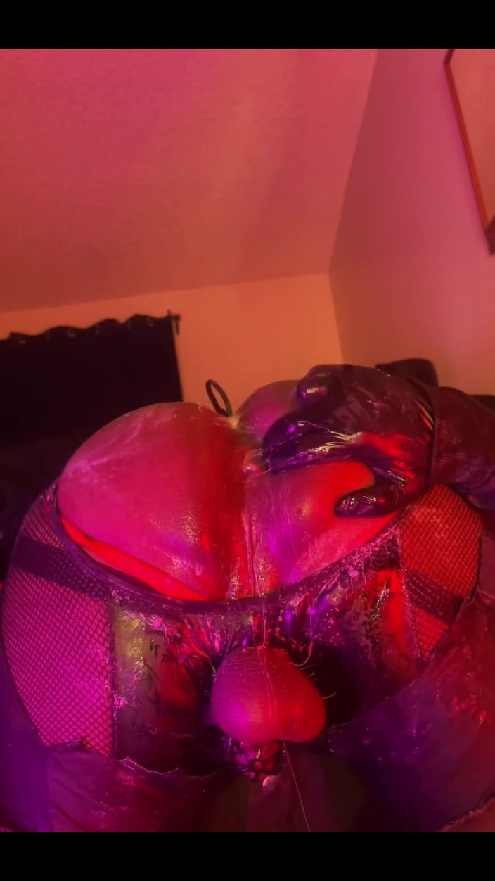 DipsoDeep: Сексуальный шлюховатый фембой зияет дыркой с большим дилдо - грязная игра с кремовой жопой