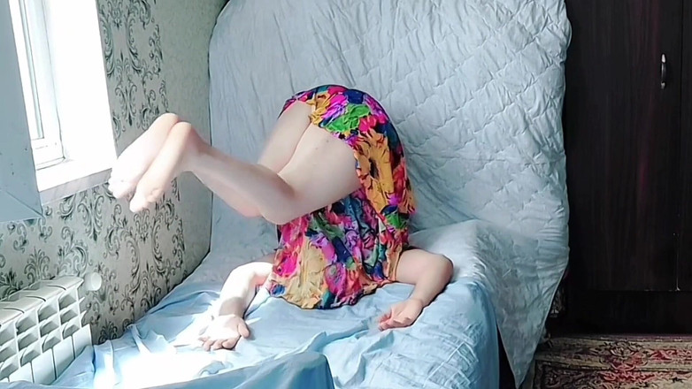 Kitty_Cross: Banci menggemaskan menyesuaikan ikat kepala dengan cekikikan cewek