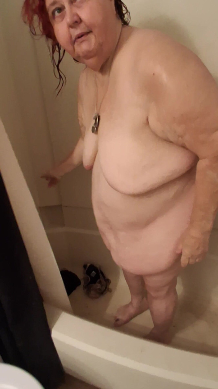 BBW nurse Vicki adventures with friends: 大美女护士vivki总是在泳池后洗澡和洗头发！