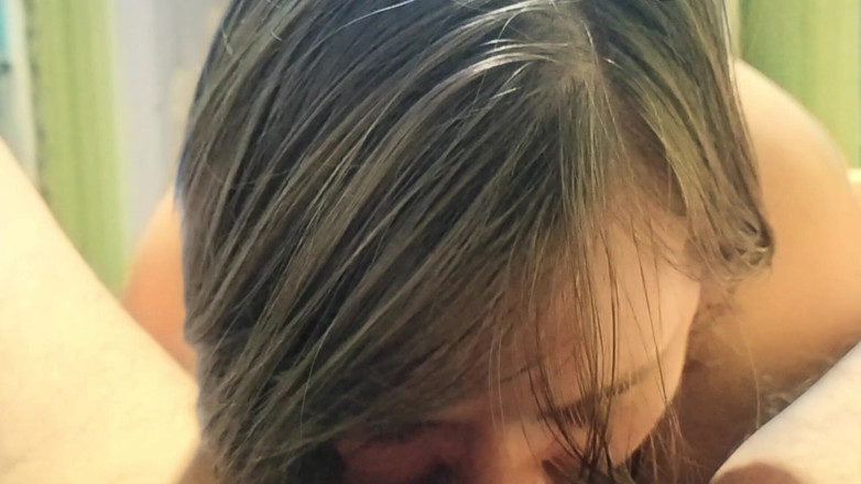 SchoolPrincess: Selvagem peituda milf alimenta boquete implacável