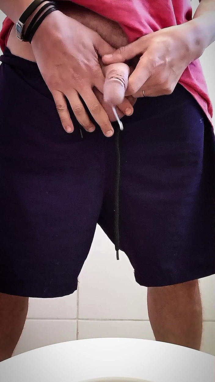 Feets Macho Latino: Eu dreno meu pau e deixo muito suco pré-sêmen