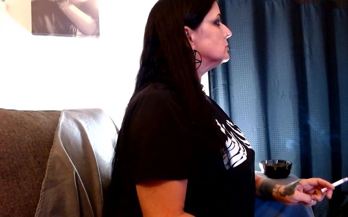 Abby Anna: MILF fumando