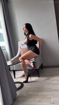 長い脚がヒールをぶら下げ、裸足でからかう