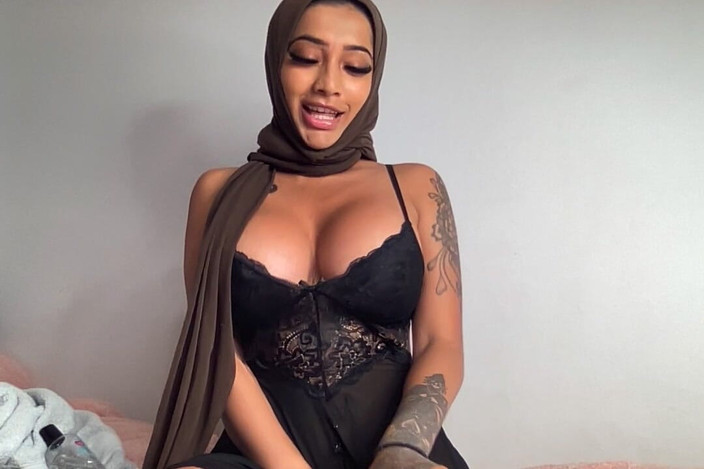 Yasmina Khan: Hijabi Solo szene mit BBC-dildo