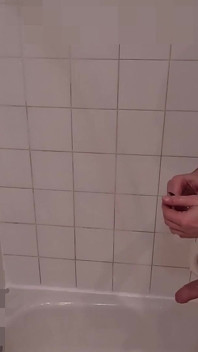 Papi wichst in der dusche. Seifig, ungeschnitten, voyeur-cam