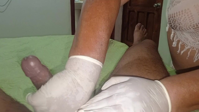 Milfta boohot: Vovó massagista rica com luvas