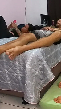 妻子不得不和朋友同住一间房，但她丈夫觉得她很性感，她自己也知道