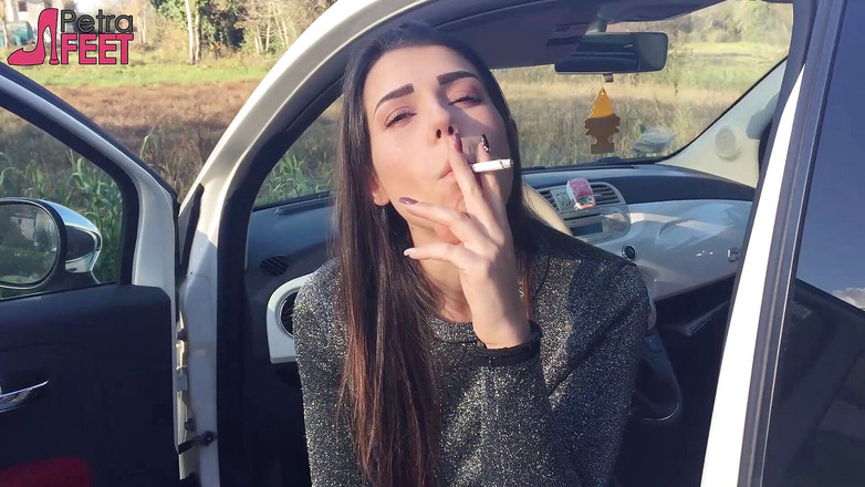 Smokin Fetish: Nádherná holka kouří doutník venku