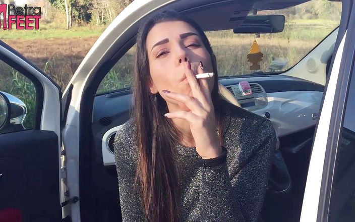 Smokin Fetish: Underbar brud röker en cigarr utomhus