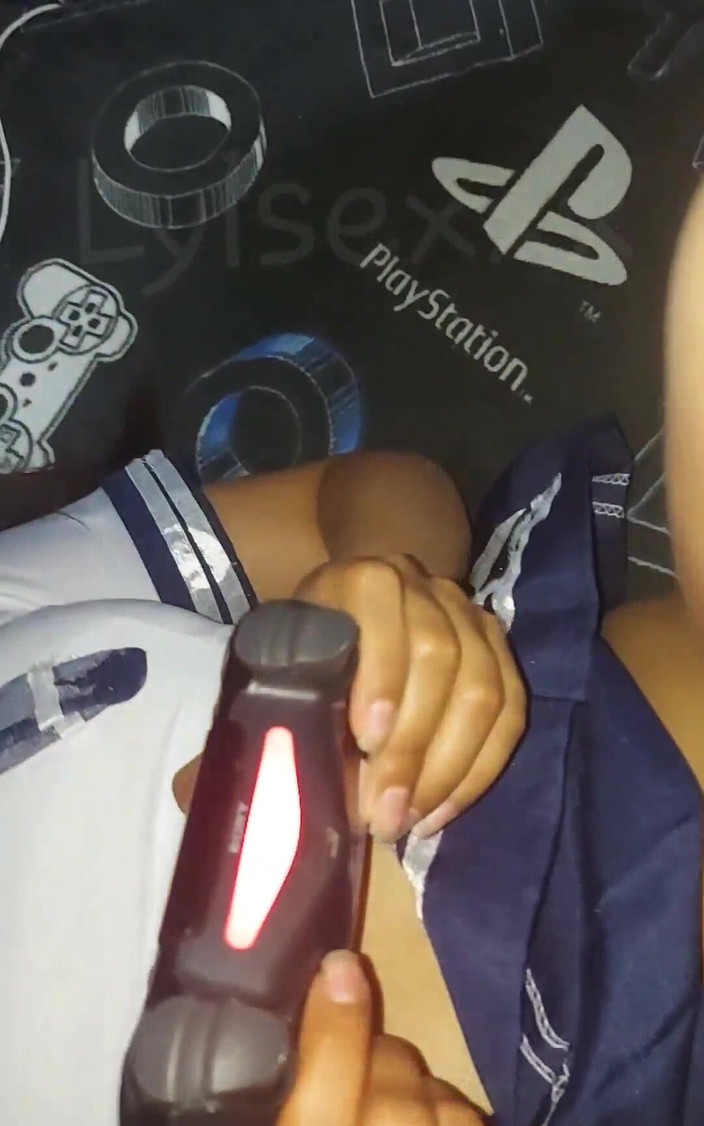 Lylsexxx: Otaku रंडी वीडियो गेम खेलते समय चुदाई का मजा लेती है