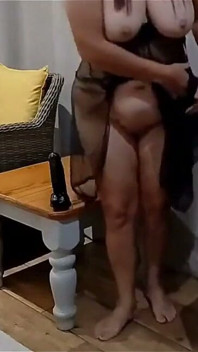 POV 大きな胸の成熟したミルフのスラットが、彼女が大きなディルドで彼女の膣を突きながら、オナニーと射精する方法を教えてくれます!