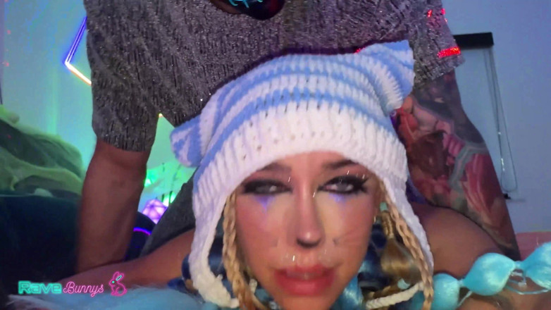 Rave Bunnys: ¡La conejita lujurioso Khloe Kapri tiene la cara cubierta de...