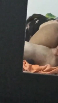 Penat melancong, mereka tiba di rumah datuk dan kongkek mereka tanpa kondom. Ini berlaku di Amerika Syarikat.