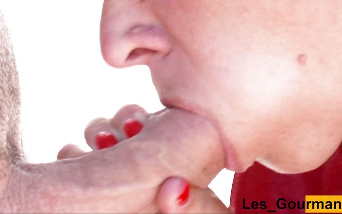 Les Gourmands: セクシーな赤い革のドレスで熟女はクローズアップフェラチオを与え、彼女の手で遊ぶために精液を飲み込みます