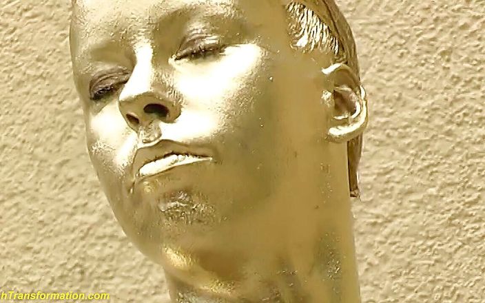 Fetish Islands: Çılgın açık havada altın metalik boyalı büyük memeli heykel kız