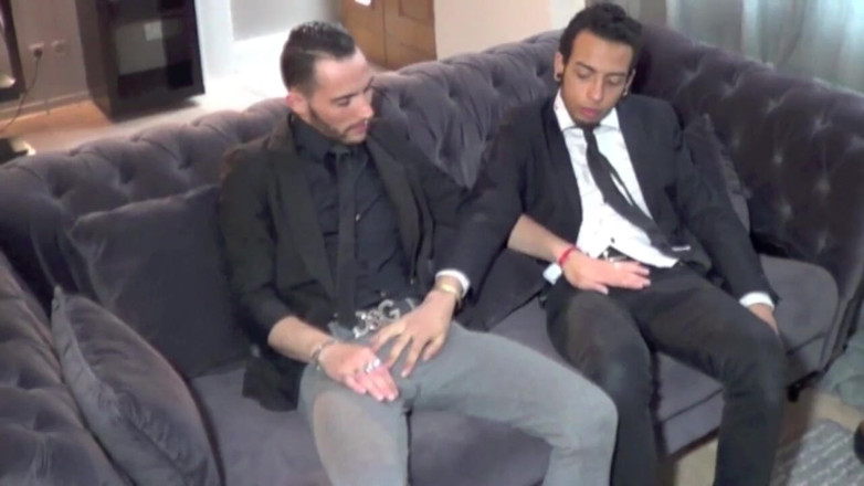TWINKS TWINKS TWINKS: Tiago被穿着西装和课堂的性感拉丁裔twink性交