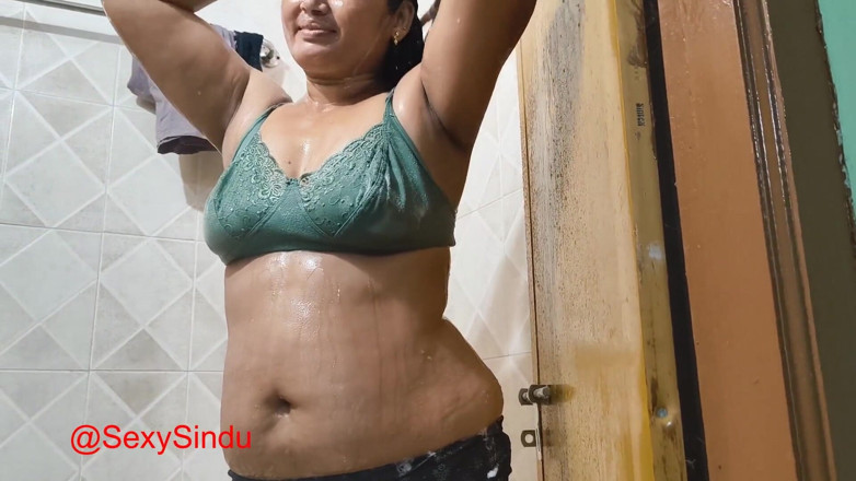 Sexy sindu: Indiana amadora gata no banho quente