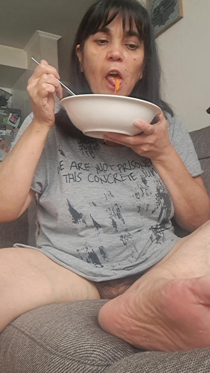 Mommy big hairy pussy: MILF sprider benen medan hon äter