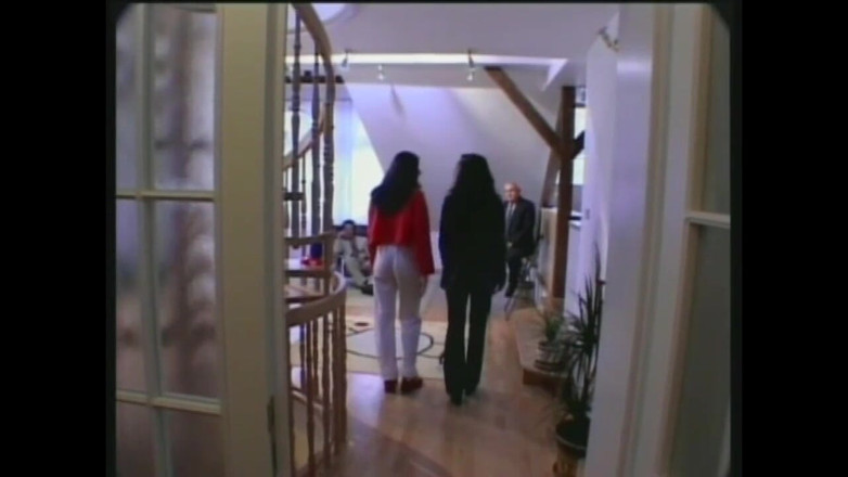 American Stallion: Prachtige brunette krijgt haar harige kut geschoren en neukt dan...