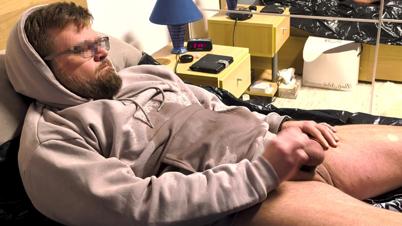 Alex Butt: Alex mea en su barba y ropa