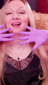 Asmr : gants d’infirmière violets et montre de paillettes dorées. Arya Grander