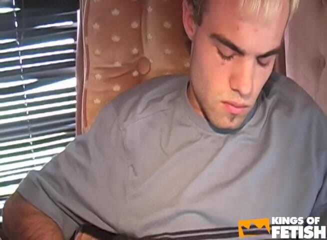 Gay Diaries: Ragazzo succhia un cazzo e con il suo amico rimorchia...