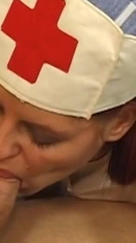 Asistenta roșcată își călărește pacientul bandajat sălbatic