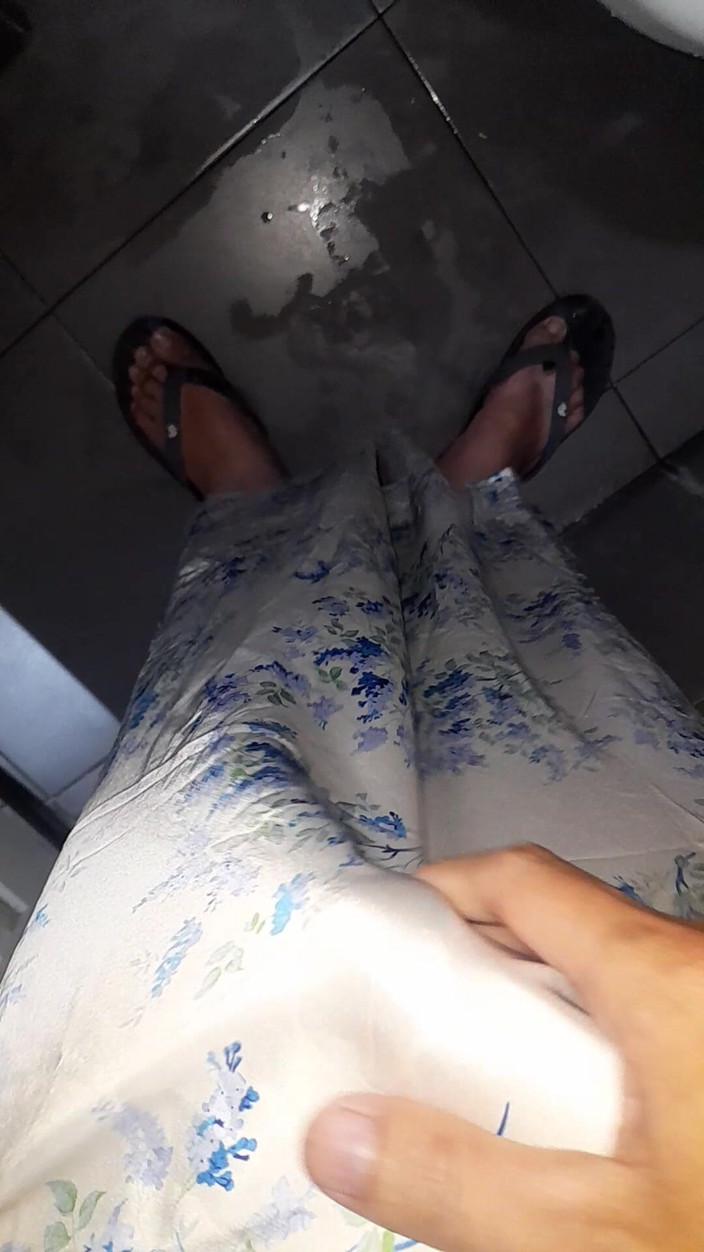 Naomisinka: サテンのホルターネックドレスを着た女装精液