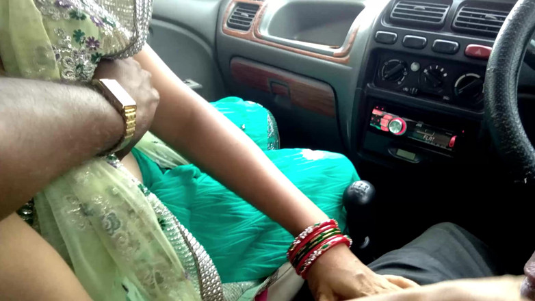 QueenSonali: कार में अजनबी को सौतेली मम्मी हैण्डजॉब
