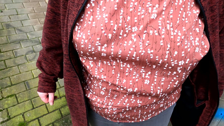 Bouncy Tits Action: Šukání koz pod dálnicí