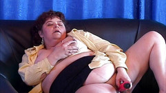 Solo Sex: Zralá velká kráska si užívá masturbaci s robertkem