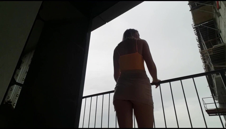 Erotic Tanya: Blonďatá dívka prdí na balkóně