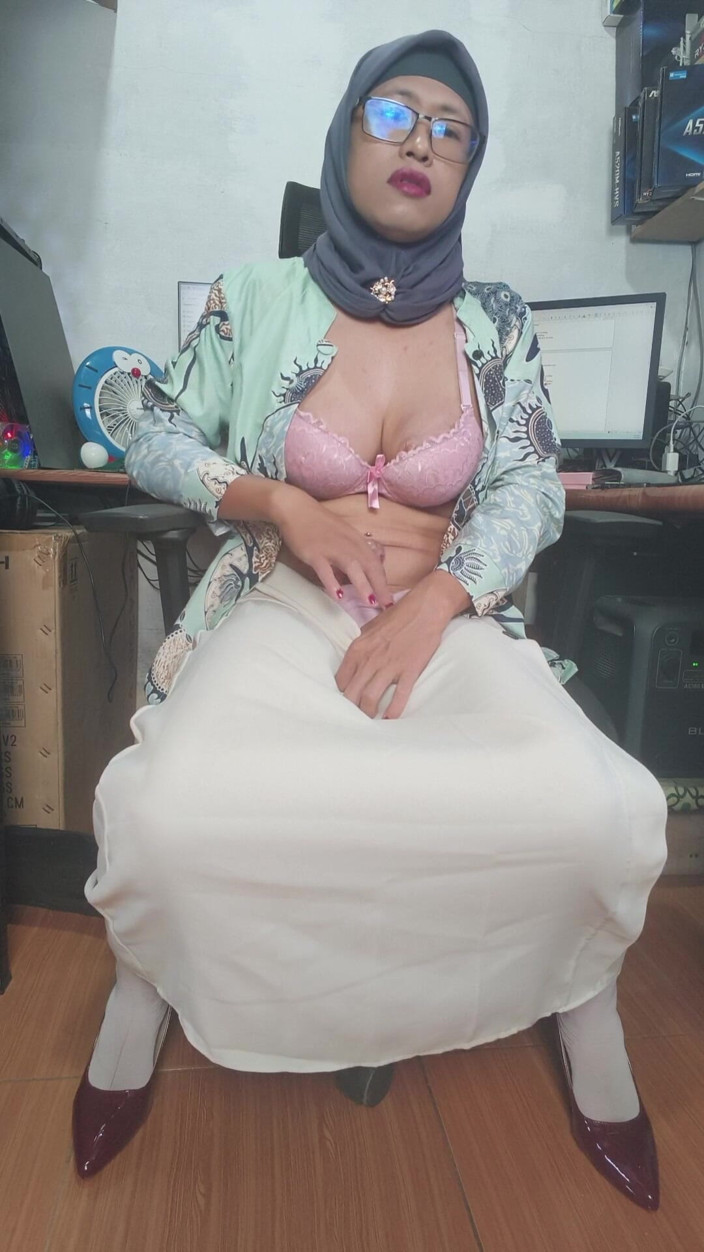 Mitha Zhe: Horny Hijab Shemale Masturbates